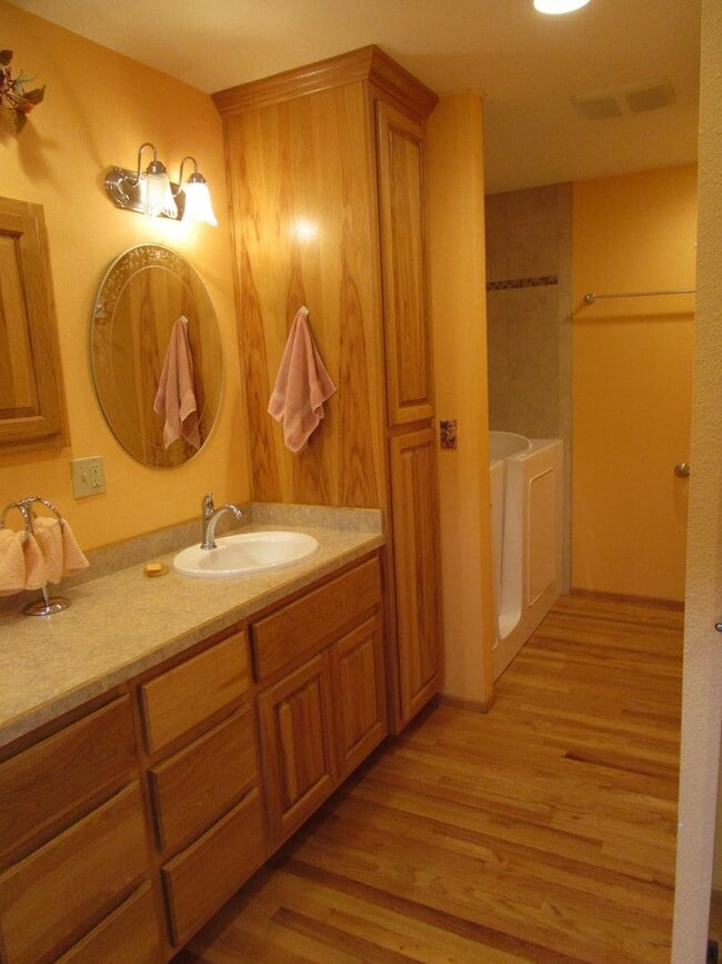 Building Photo - 2 Bedroom Fully Furnished House, Move In R...