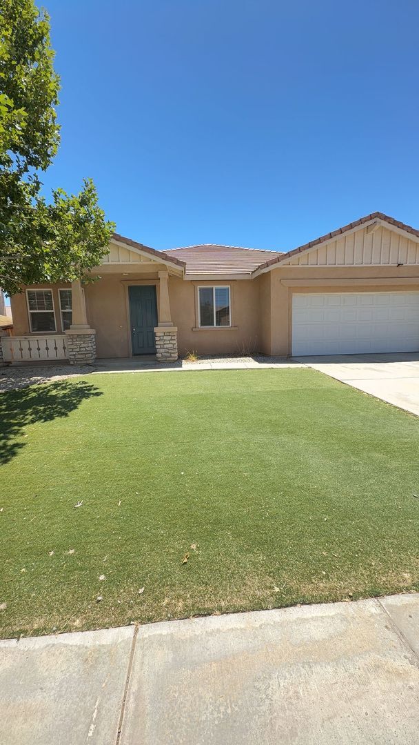 Building Photo - 4 BEDROOM HOME + OFFICE IN VICTORVILLE