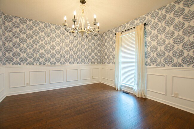 Building Photo - Pet Friendly Three Bedroom!