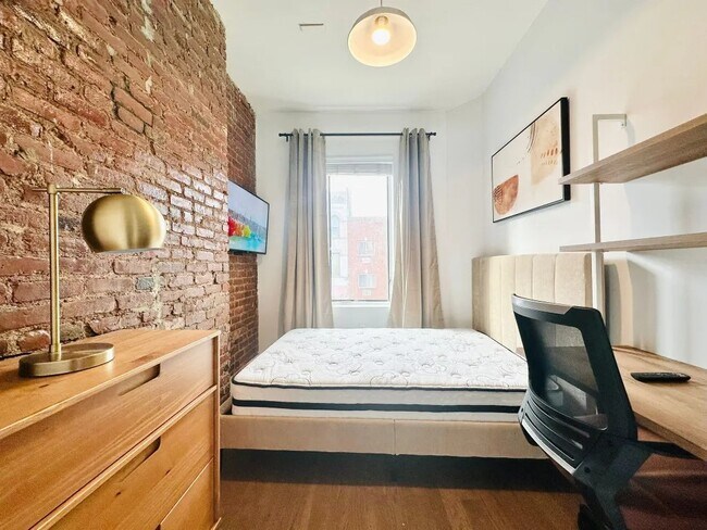 Building Photo - Furnished room/NOT APARTMENT