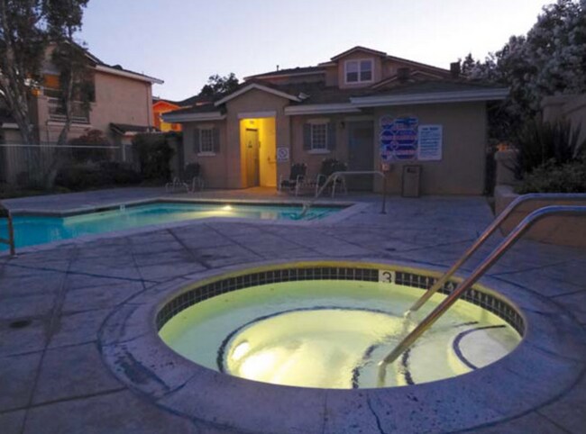 Building Photo - Spacious Townhome with High Ceilings in a Prime Commuter Location