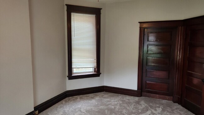 Building Photo - "Spacious 5-Bedroom Gem with 2 Full Baths in St. Louis – Your Ideal Family Home Awaits!"