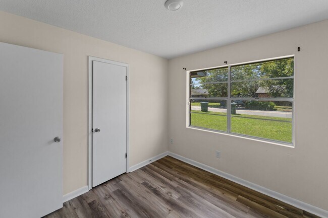 Building Photo - 234 Deerwood Dr