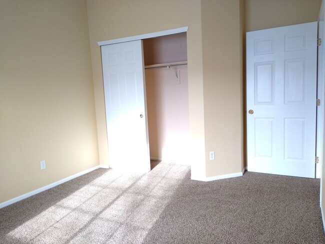 Building Photo - Super 2 Bedroom 2 Bath Townhome with 2 Car Garage Near Aurora Hills Golf Course