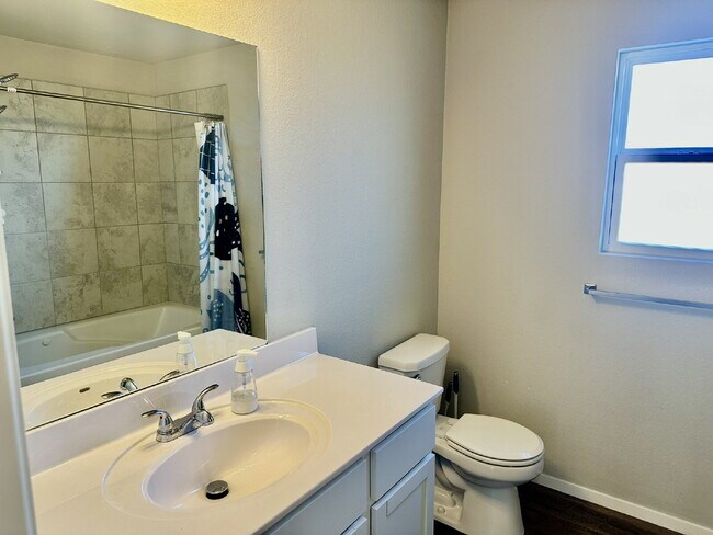 Building Photo - 920 Queen St