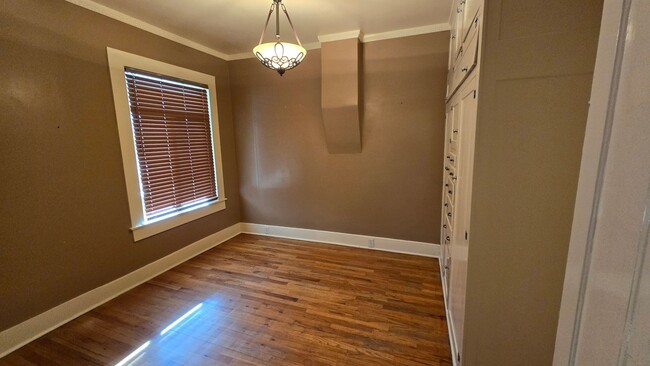 Building Photo - PET FRIENDLY 3 BEDROOM, 2 BATHROOM, DOWNTO...