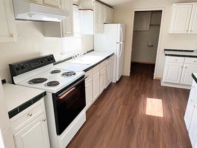Building Photo - Great 4 Bdrm 2 Bath Manufactured Home in R...