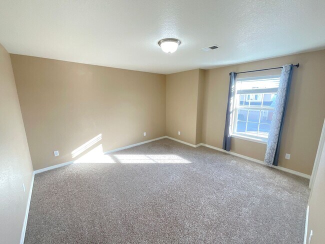 Building Photo - 3 Bedroom Home Available Near N Powers Blvd & Dublin Blvd!