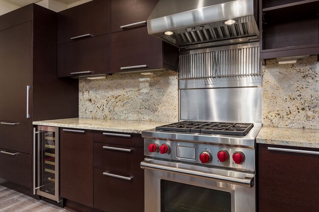 Building Photo - Gallery Penthouse Condo ~ Belltown