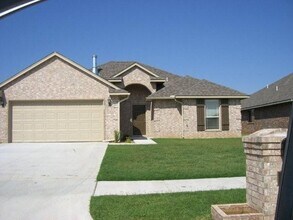 Building Photo - 3 bed, 2 bath, 2 car garage home in Yukon!