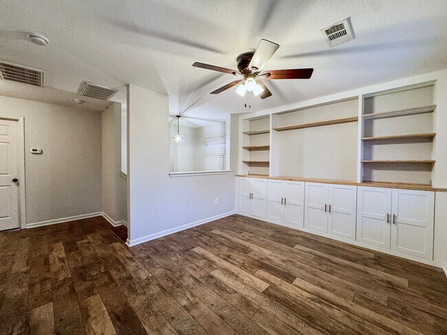 Building Photo - 36 Talladega Loop