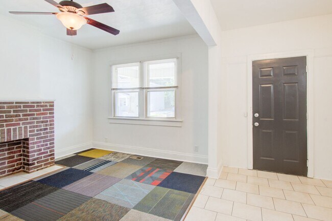 Building Photo - 6 Bed, 1.5 Bath Home in Granby School Dist...