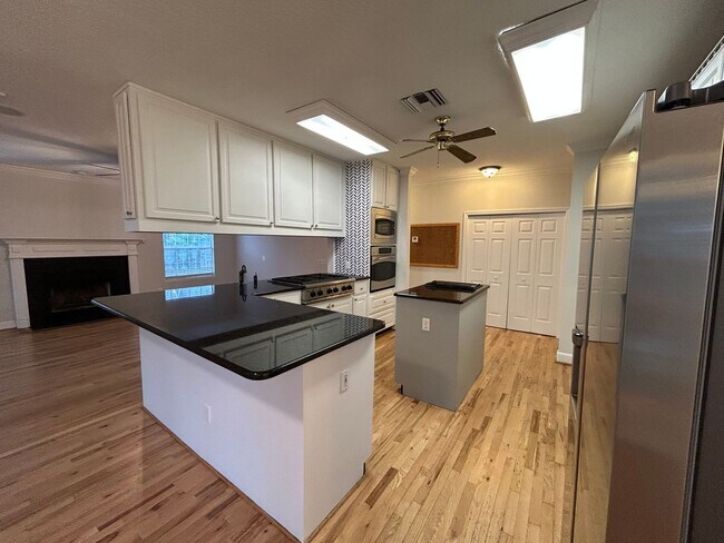 Building Photo - Spacious and Perfectly located 4/2 home in...