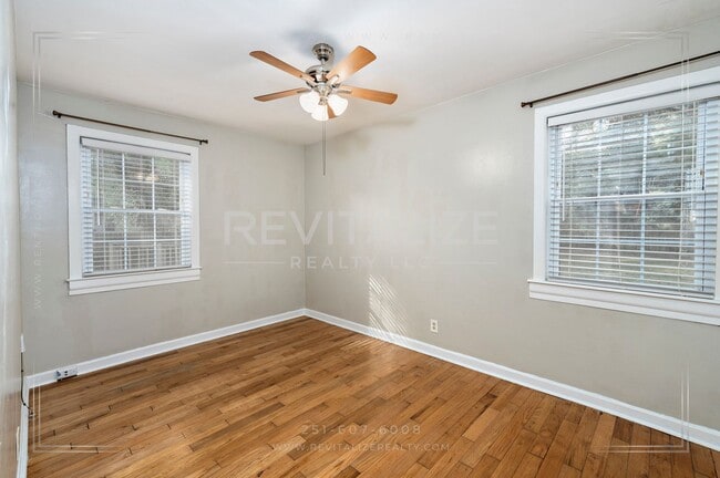 Building Photo - Updated 2 Bed 1 Bath Cottage in Established Neighborhood!