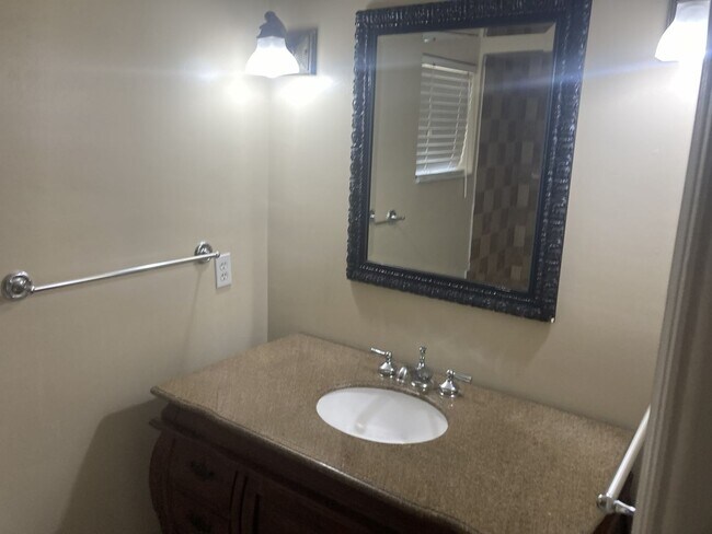 Building Photo - 3BD/2BA HOME IN "OLDE WINDERMERE"