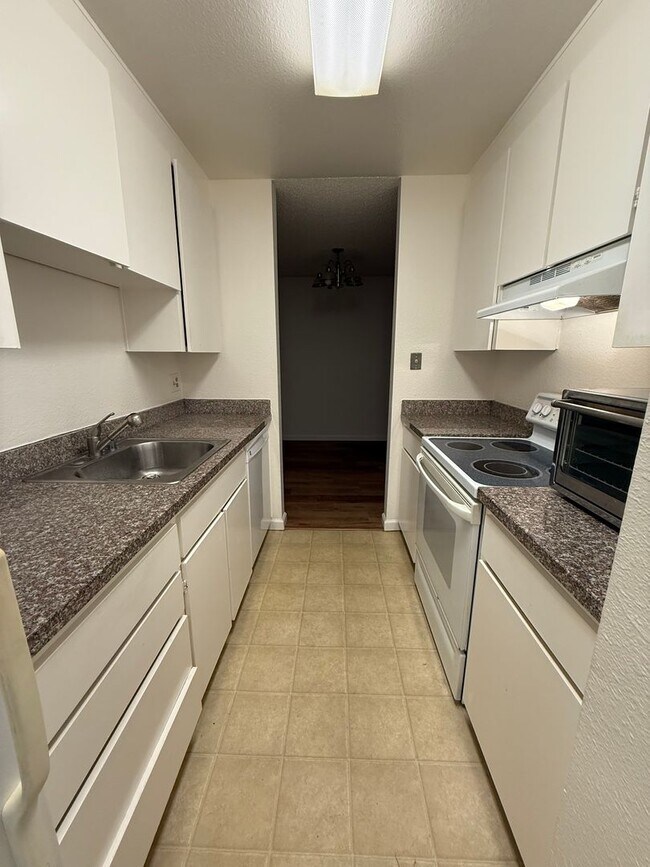 Building Photo - Spacious 2-bed 2-bath condo now available ...