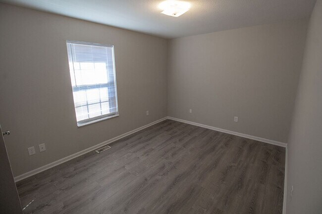 Building Photo - Affordable 3 Bedroom Duplex