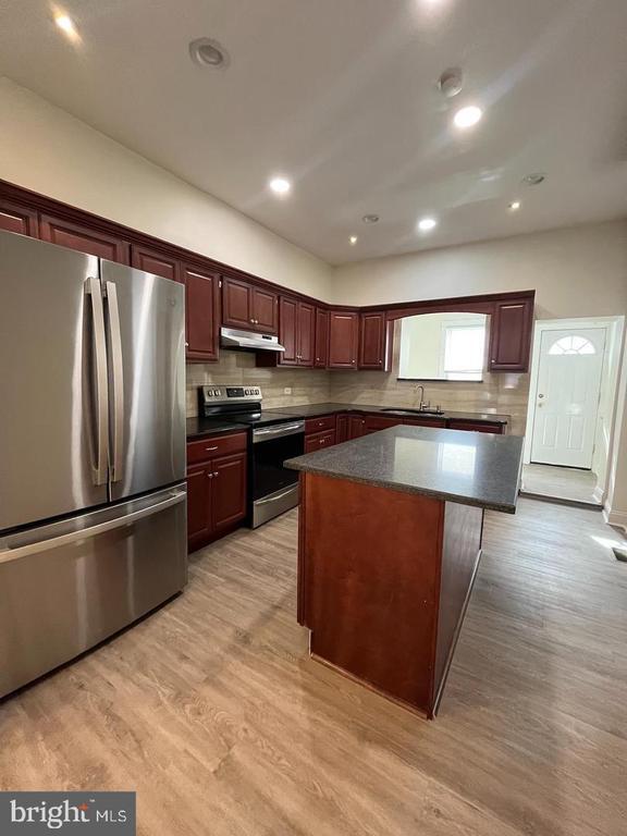 Building Photo - 2430 Carpenter St