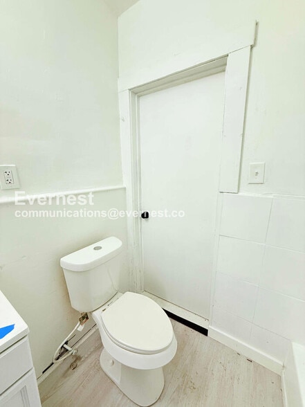 Building Photo - 8939 Dexter Ave