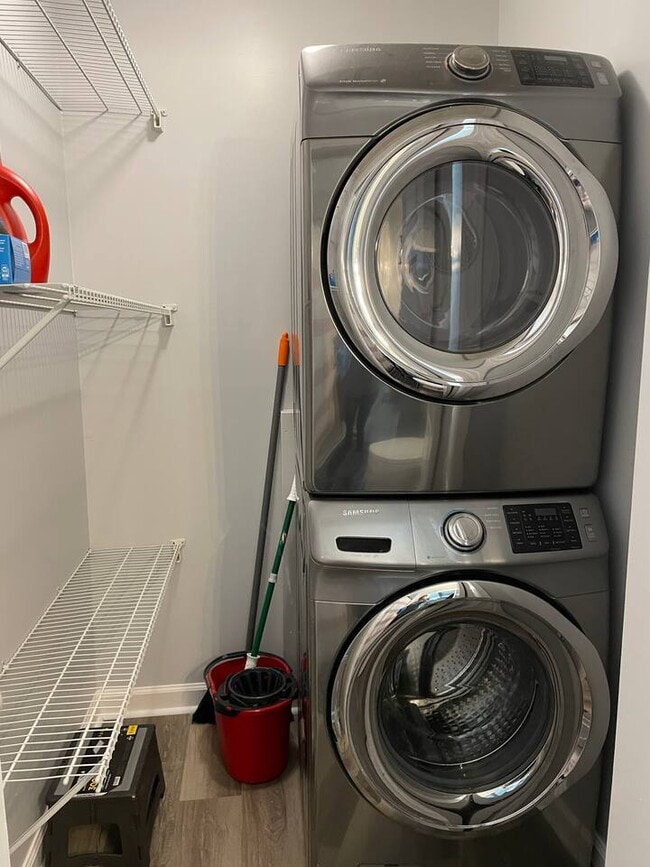 Building Photo - 233 Lakeview Cir