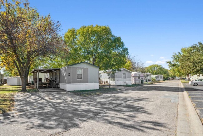 Building Photo - 2320 E MacArthur Rd