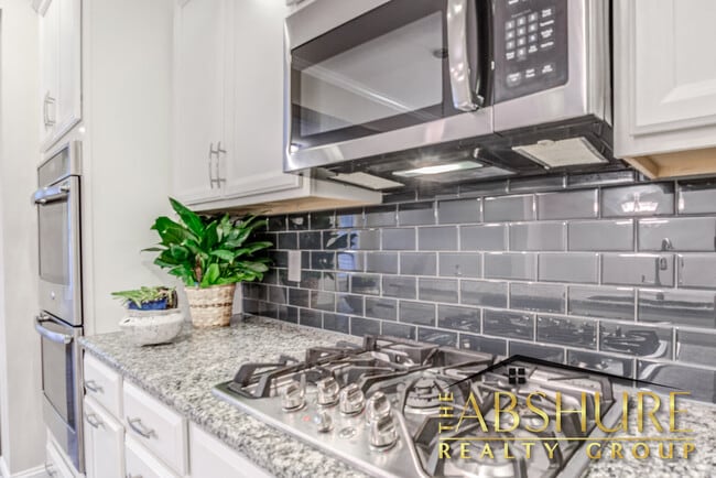Building Photo - 4240 Vallonia Dr