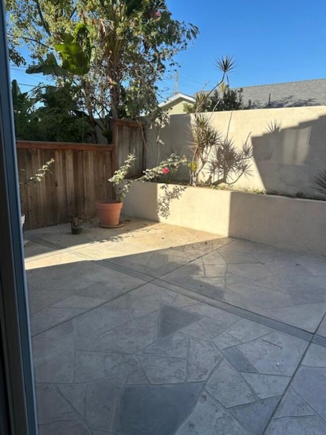 Building Photo - Lomita 2 story Beautiful 4 bdrm home for l...