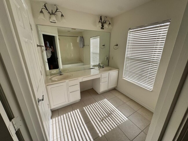 Building Photo - Fabulous 3/2.5 Townhouse located in The Vistas at Stonebridge Commons