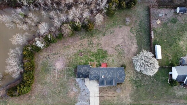 Building Photo - 211 Fall Creek Dr