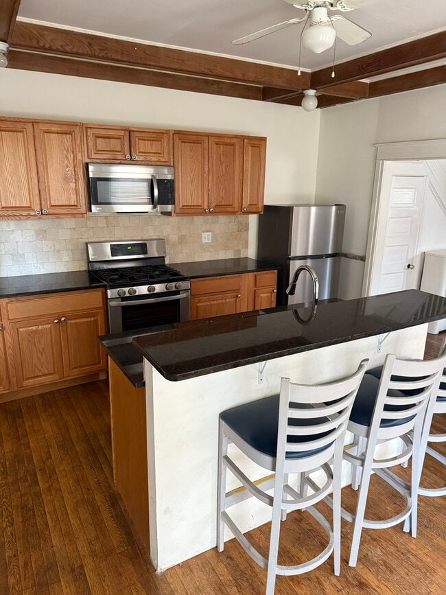 Building Photo - 605 E 19th St