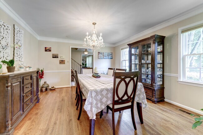Crown molding & chair rail grace the lg Dining Rm! - 10108 Donegal Ct