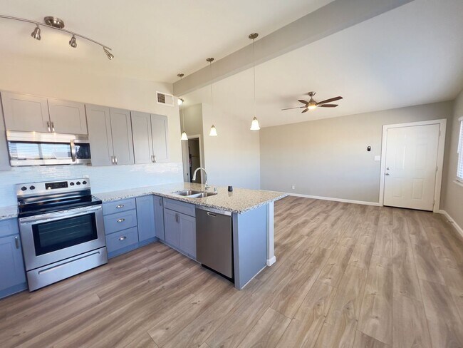 Building Photo - 4 bedrooms, 2 bathrooms home located in Henderson