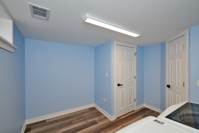 Building Photo - 8544 W Roseview Dr