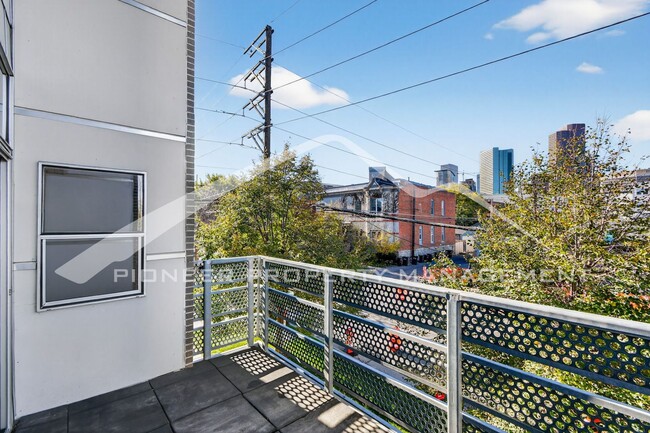 Building Photo - Stunning Condo with City Views and 2 Reser...