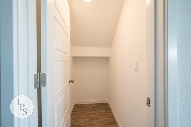 Building Photo - 2808 N Vahe Ave