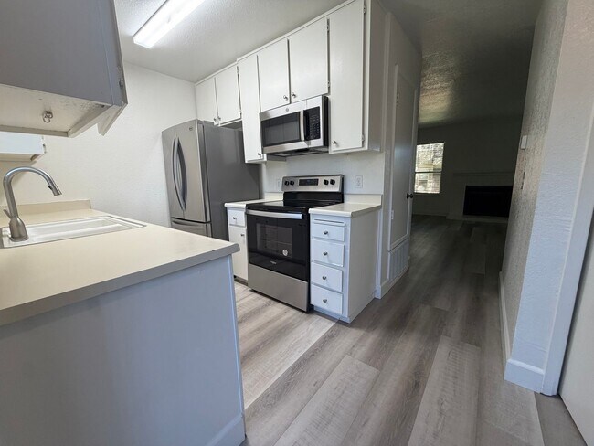 Building Photo - Beautiful 2 bedroom 1 bath Available today! Apply today!