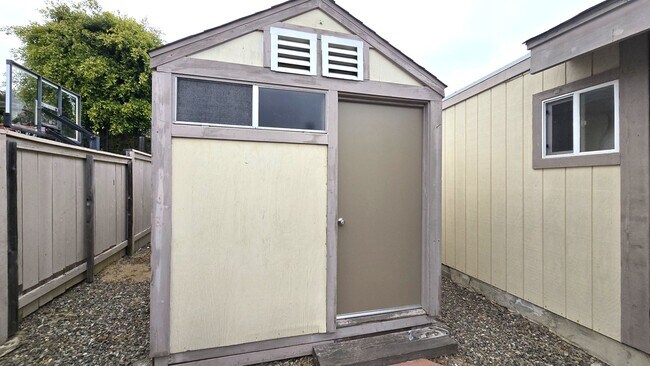 Building Photo - Lovely, 2Bd/2BA Single Story House: Large ...