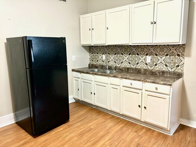 Building Photo - Spacious 4 bedroom in Portland-Section 8 Accepted **1/2 off first months rent**