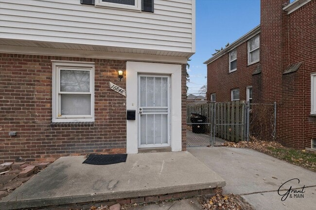 Building Photo - $1400 3 bedroom