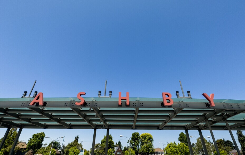 Building Photo - 1937 Russell St