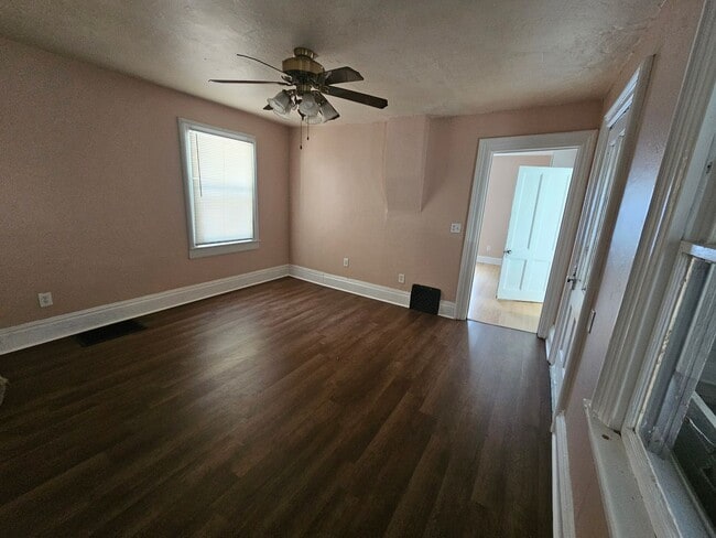 Building Photo - Big 3 bed 2 bath home
