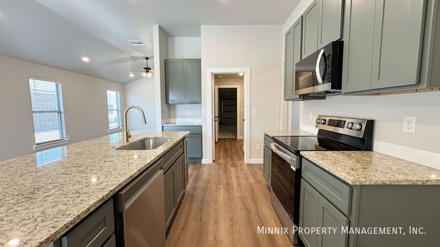 Building Photo - 2131 Langford Ave