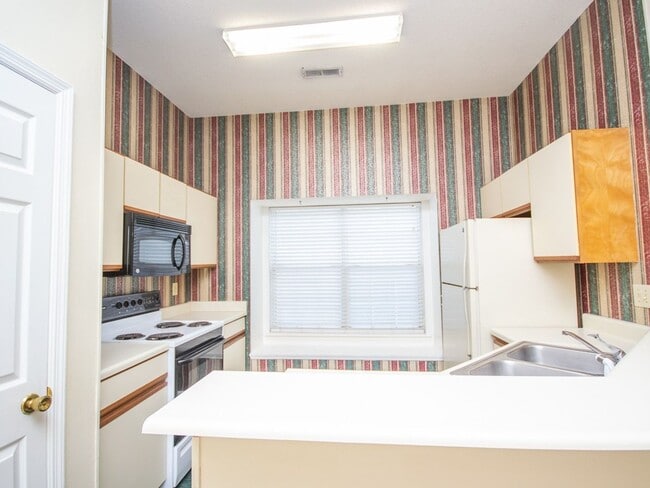 Building Photo - Location...Location....Location in Madison!