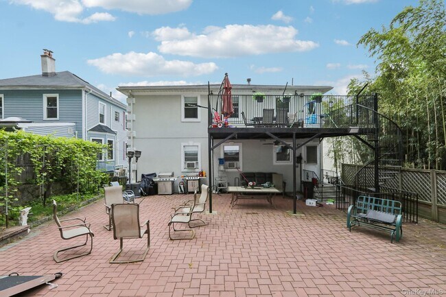 Building Photo - 583 Bellevue Ave N