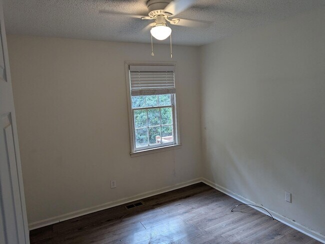 Building Photo - 605 Rucker Dr S