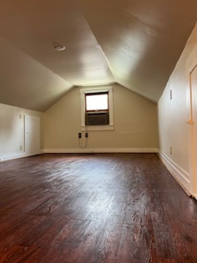 Building Photo - Adorable Downtown Marion Rental!