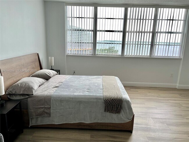 Building Photo - 801 Brickell Bay Dr