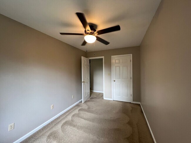 Building Photo - University Place 1- Charming Townhouse Apartment