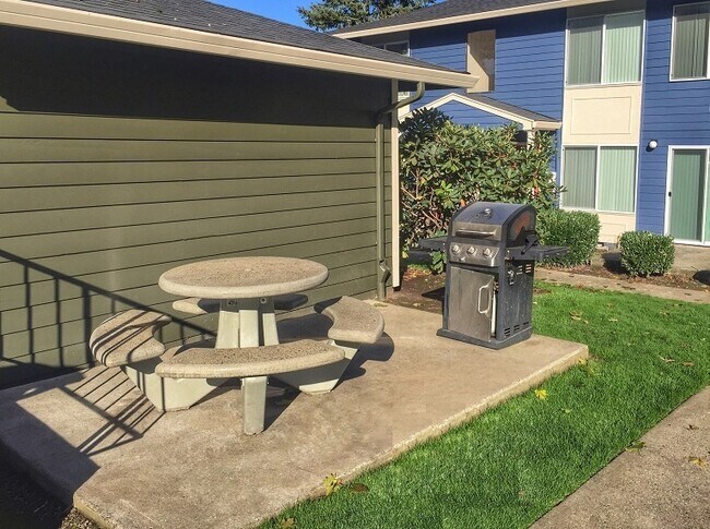 Building Photo - Two Bedroom, One Bath, 2nd Floor - End of Winter Special - Second Month Free!