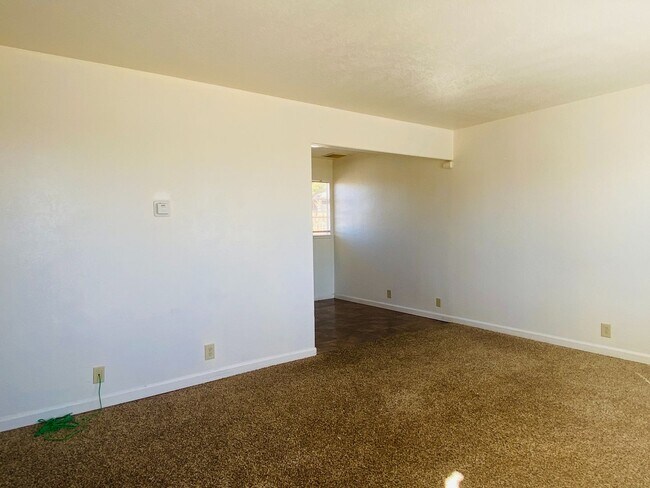 Building Photo - AVAILABLE NOW!!